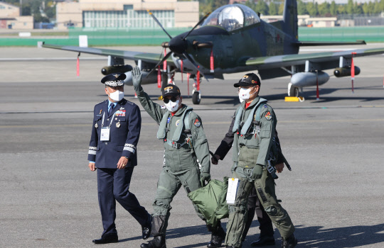 문재인 대통령이 20일 2021 서울 국제 항공우주 및 방위산업 전시회 기념식 참석을 위해 국산 경공격기 FA-50으로 경기도 성남시 서울공항에 도착한 뒤 행사장으로 이동하고 있다.   연합뉴스